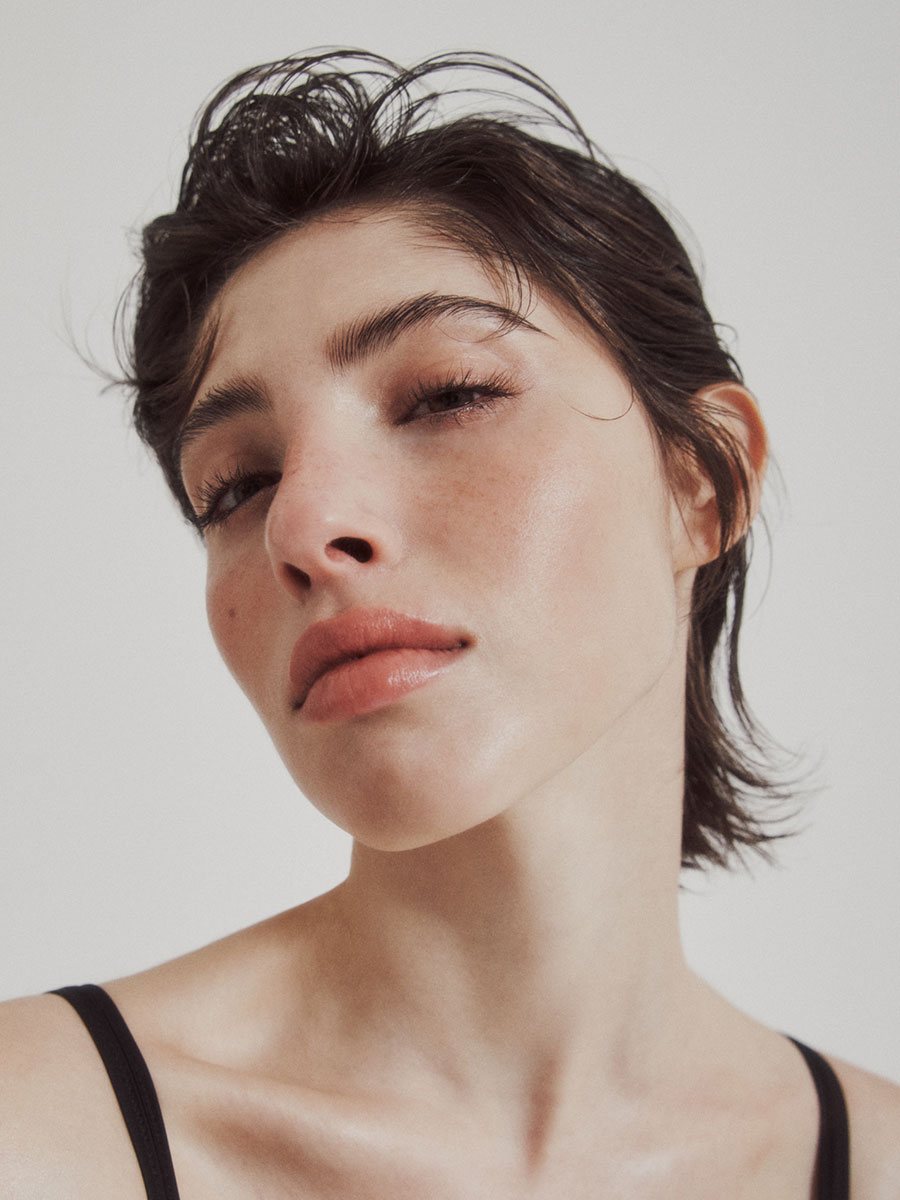 Pelle luminosa e naturale con labbra pesca, esempio di make-up no make-up